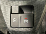 指先だけで簡単に操作が可能な電動パーキングブレーキを採用。「HOLD」スイッチを押すと、渋滞や信号待ちなどでブレーキペダルから足を離しても、ブレーキを保持するので安心です