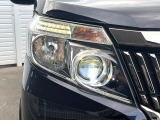 【LEDヘッドライト】悪天候や夜間走行時も良好な視界を確保し安心して運転できる高輝度LEDヘッドライトを装備!点灯速度が早く、消費電力も抑えられています。