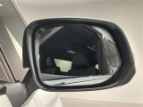 ブラインドスポットモニター(BSM)を装備しています。隣を走る車両が死角に入るとミラー内LEDインジケーターが点灯。さらに、ウィンカーを出すとインジケーターが光って点滅して注意を促してくれます。