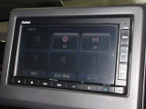 ナビゲーションは純正メモリーナビ(VXM-215Ci)を装着しております。AM、FM、CD、Bluetoothがご使用いただけます。初めて訪れた場所でも安心ですね!