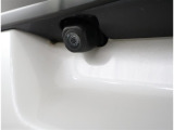 バックカメラが付いているので後方確認が非常にしやすいです。今や運転初心者も熟練者も必須装備!ついていて損はないですね♪