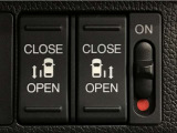 【両側パワースライドドア】両側がパワースライドドアになっており、運転席のスイッチやスマートキーでも開閉が可能です!開口部も広いので乗り降りも楽々♪
