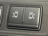 【両側パワースライドドア】スマートキーや運転席のスイッチで後席両側スライドドアの開閉が可能♪電動だから力を入れてドアを開ける必要が無く、小さなお子様でも簡単に開け閉めでき快適です♪