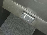 充電用USB端子付き。スマートフォンなどの充電に便利です。