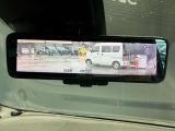 車両後方のカメラ映像をミラー面に投影します。社内の状況や天候に左右されずいつでもクリアな後方視界が得られます。