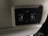 【両側パワースライドドア】両側がパワースライドドアになっており、運転席のスイッチやスマートキーでも開閉が可能です!開口部も広いので乗り降りも楽々♪
