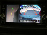 ギアを『R』に入れた後、カメラボタンを押すと、運転席から見えない左側面をナビ画面にうつしてくれるので、幅寄せや縦列駐車がし易くなります。