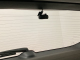 後方にもドライブレコーダーのカメラが付いています。前後両方でお車の周りを監視・記録いたします。