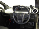運転席まわりです。 各操作スイッチは使いやすい位置に配置されてます。