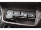 USBオーディオ用ソケットがついていますので携帯電話などを接続すれば音楽等の再生が可能です!充電用ソケットもございます!