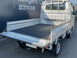 荷台後方のみ開けた状態です。