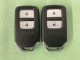 スマートキーを装備しています。鍵を差し込むことなくドアロックの開け閉めと、スタートボタン操作でのエンジンスタートができます。スペアキーも同じものを用意しております。