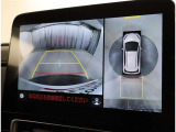 パノラミックビューモニター付きです。車両を上から見たような映像をディスプレイオーディオ画面に表示。運転席からの目視だけでは見にくい、車両周辺の状況をリアルタイムでしっかり確認できます。