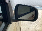 見た目が大事!な外装はぴかっとキレイに磨いており、経年のくすみもよみがえっております。ヘッドライトやドア周辺を磨く際にはマスキングテープを使用して保護しながら丁寧に作業をしております。