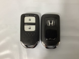 スマートキーを装備しています。鍵を差し込むことなくドアロックの開け閉めと、スタートボタン操作でのエンジンスタートができます。スペアキーも同じものを用意しております。