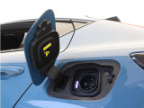 急速充電器は、外出先の公共の充電ステーションでご利用いただけます。CHAdeMOに対応し、短時間で急速充電!150kWの急速充電器を使用した場合、充電率10%から80%まで、約32分で充電できます。