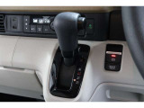インパネシフトだから視線の移動も少なく足元もスッキリ♪運転席もゆったりしているのでゆとりを持ってドライブできますね!