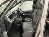 助手席側から見た車内の画像です。使い勝手の良い装備が整う上質な空間が広がっています。シートも快適で乗る人に安心感を与えます。