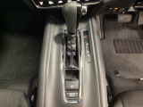 CVT車のセレクトレバーです。低速から高速まで、変速ショックのないスムーズな走りと、エンジン効率のよい領域を維持して燃費にも貢献します。サイドブレーキはスイッチ操作の電子制御パーキングブレーキです。