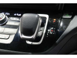 インパネシフトだから視線の移動も少なく足元もスッキリ♪運転席もゆったりしているのでゆとりを持ってドライブできますね!