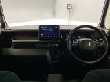 運転席と助手席の間はすっきり、移動も楽々です。さっと手が届く位置にATセレクトレバーやエアコンスイッチなどがあり操作性に優れています