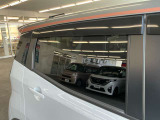 純正プラスチックバイザーが付いています。雨の日でも車内の換気が出来ます。