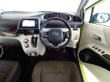革巻きステアリングで快適な操作性の運転席です。
