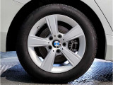 【BMWアロイホイル】軽量かつ強度に拘ったアロイホイル。走行性能ポテンシャルを引き出す設計。車の足元を引き締めてくれる大きなポイントはアロイホイルです。