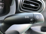 周囲の明るさに応じて自動でヘッドライトの点灯・消灯ができる機能です。トンネル通過時にライトの付け忘れ・消し忘れが無くなり雨の日や夕方の走行も安心・安全ですね♪