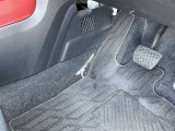 運転席側カーペットに目立つ破れがございます。