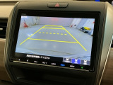 リバースギアに入れるだけで後方の表示へ切り替わります。夜間や雨の日の駐車も楽になりますよ。