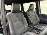 高いホールド性で運転姿勢が安定します。長距離ドライブでも疲れにくいのが魅力です。
