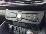 車内の温度管理がワンタッチで簡単に出来るのがオートエアコンです。これでいつでも快適ドライブが出来ますね!また空気清浄機機能付き