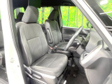 運転席まわりには十分なスペースがあり、大柄な方でもゆったり運転していただける環境です。