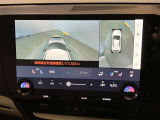 車両を上から見たような映像をディスプレイに表示。狭い道での車両周辺の安全確認を確認できます。