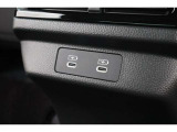 後部座席にも充電ソケットが装備されており、後部座席に座っている方も携帯電話等を充電することができます!