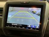 リバースギアに入れるだけで後方の表示へ切り替わります。夜間や雨の日の駐車も楽になりますよ。