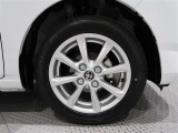アルミホイールを装備、タイヤサイズは155/65R14です。