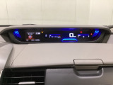 デジタル表示のスピードメーターとタコメーターを大きく配した見やすいメーター部になっています。左側のインフォメーション画面でオドメーターや燃費などの情報を確認できます。