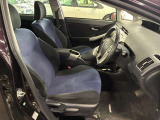 運転席の画像です。足元やシートまわりに余裕があり、リラックスした姿勢で運転が可能です。視界も良好で操作系へのアクセスもしやすく、快適で安心感のあるドライブをサポートします。