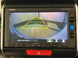 リバースギアに入れるだけで後方の表示へ切り替わります。夜間や雨の日の駐車も楽になりますよ。