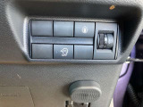 アイドリングストップ。停車時にブレーキを踏むだけでエンジンがストップ。さらに、発進時にはブレーキから足を離すだけでエンジンを始動します燃費を向上させます。ON/OFFスイッチにより切り替える事も可能です。