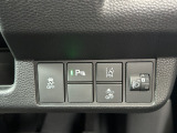 ホンダセンシング装着車となっております。衝突軽減ブレーキ、誤発進抑制機能、歩行者事故低減ステアリング、路外逸脱抑制機能、アダプティブクルーズコントロール、車線維持支援システム他、安全運転を幅広く支援。