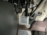 パーキングブレーキはフット式なので運転席と助手席の間はすっきり、移動も楽々です。さっと手が届く位置にATセレクトレバーやエアコンスイッチなどがあり操作性に優れています