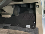 新品の純正フロアマット付きです。ドライブの際に気分良く乗って頂けます。