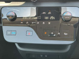 運転席・助手席と個々に温度設定の出来るオートエアコンです◎またギヤシフトはボタン式で簡単操作☆