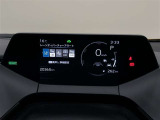 【トップマウントメーター】7インチディスプレイにミニマルなグラフィックメーターやLEDインジケーターを表示します。視線移動少なく表示が確認できる、運転に集中しやすい構成となっています。