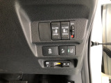 【両側電動スライドドア】リモコンや運転席のスイッチ操作のほか、ドアハンドルを少し引くだけでリアドアが自動開閉します♪