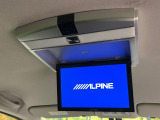 【フリップダウンモニター】大画面モニターで後席でもエンタメをお楽しみいただけます。小さなお子様にも大人気の装備です♪