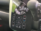 【オートエアコン】一度お好みの温度に設定すれば、車内の温度を検知し風量や温度を自動で調整。暑い&hellip;寒い&hellip;と何度もスイッチ操作をする必要はありません。快適な車内空間には必須の機能ですね♪